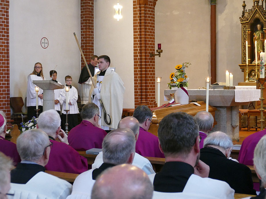 Pontifikalrequiem und Beisetzung von Weihbischof em. Johannes Kapp (Foto: Karl-Franz Thiede)